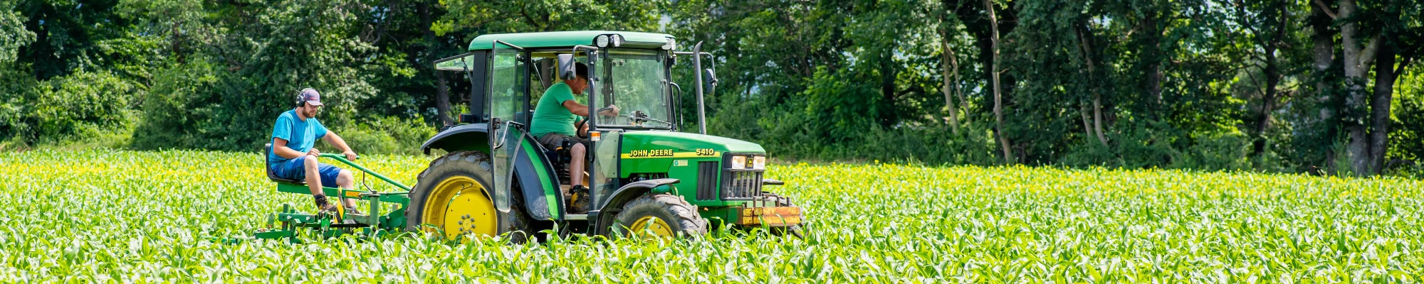 Header home Le controleur et l'agriculteur controlent les legumes du jardin