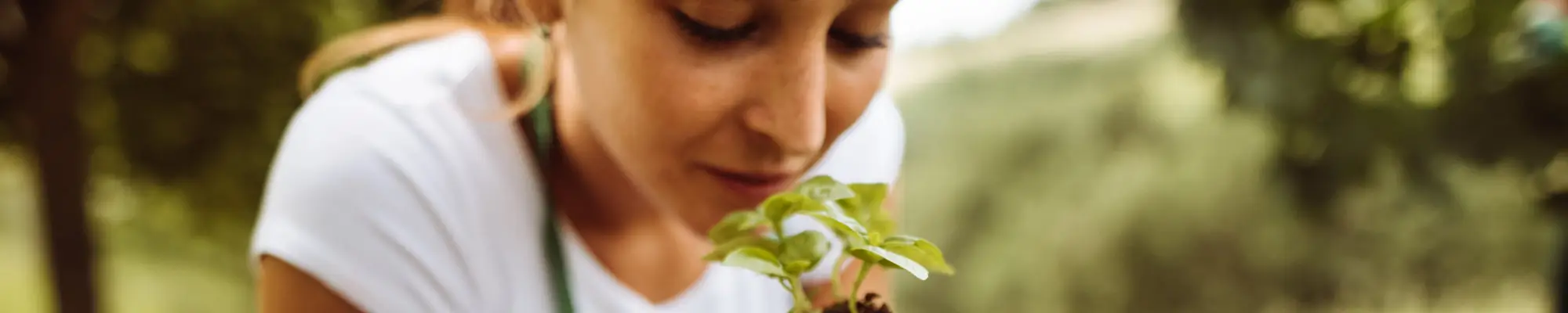 Woman recognizes a plant symbolizing the Labelkenner training