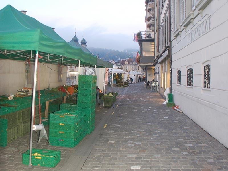 BLOG_Marché hebdomadaire_Bâtiment et stand