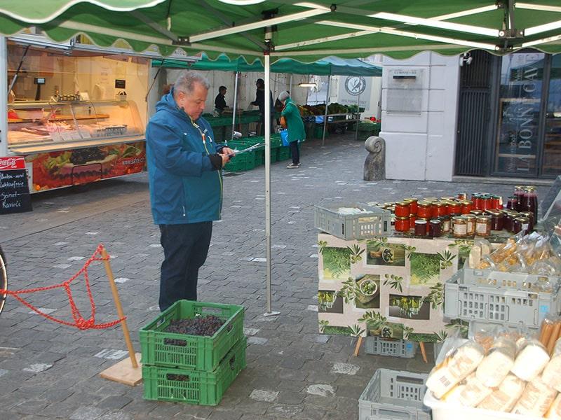 BLOG_Marché hebdomadaire_Stand du marché-et-Fritz